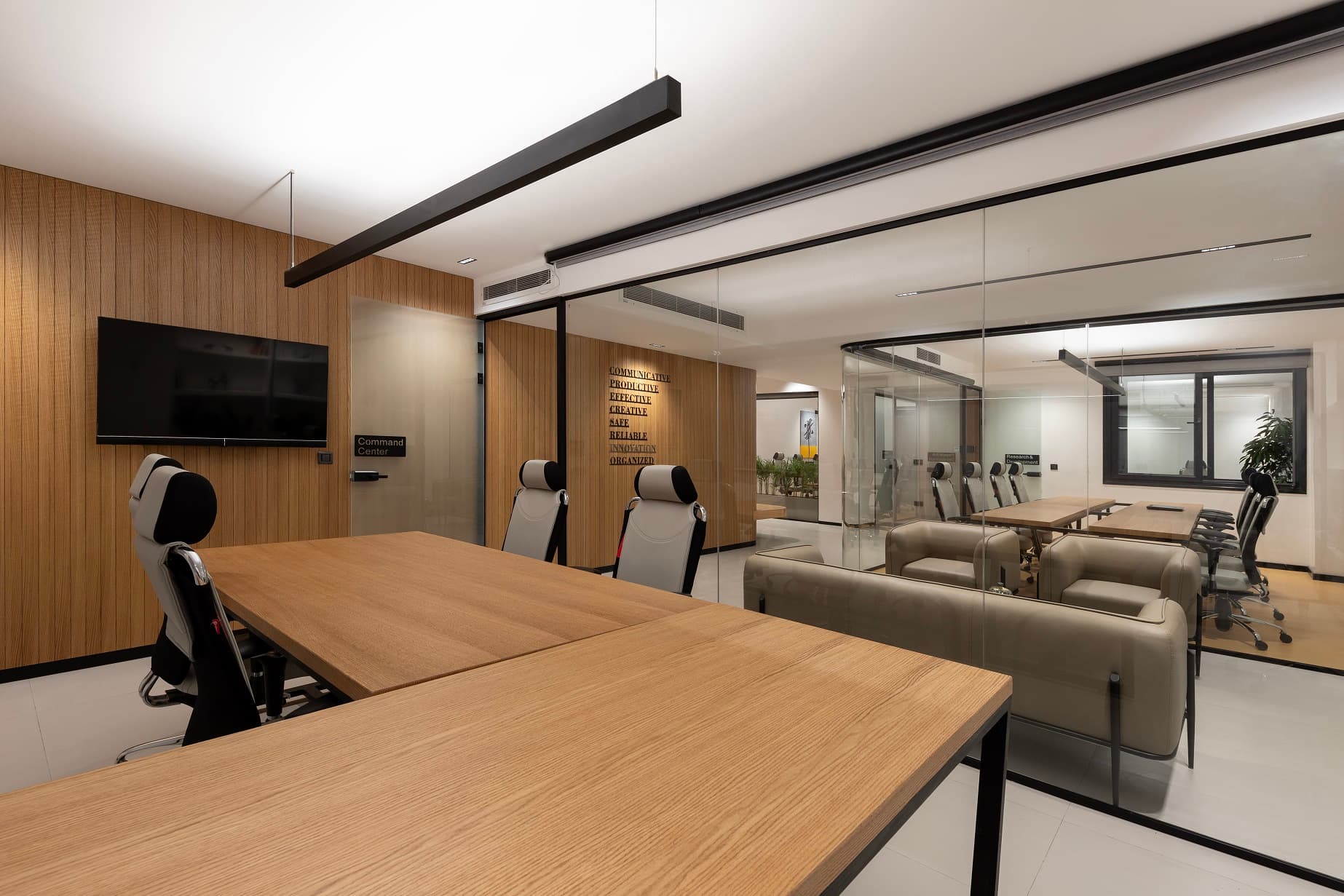 در این تصویر شیوه ی استفاده درست از نورپردازی غیرمستقیم نمایش داده شده است . Indirect lighting with up light technique